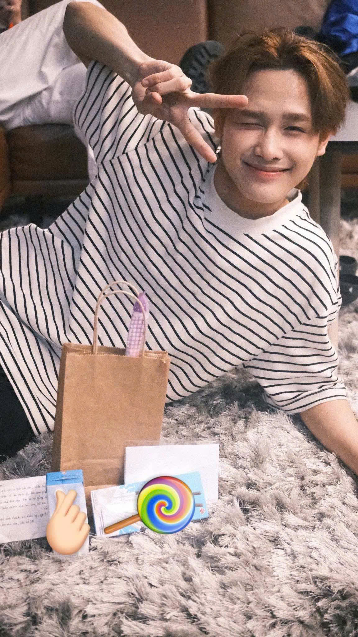 "Cây hài" Văn Liêm sở hữu ngoại hình sáng và khả năng đa nhiệm cả về hát và nhảy. "Cây hài" Văn Liêm sở hữu ngoại hình sáng và khả năng đa nhiệm cả về hát và nhảy.