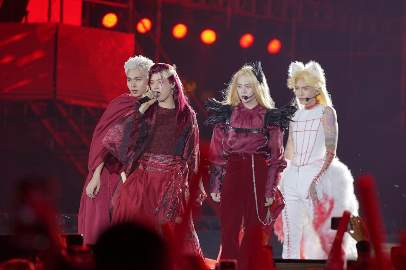 Tại concert D-2, BB Trần "hóa hình" thành cửu vỹ bạch hồ, "cô giáo Khánh" xuất hiện như một hồ ly xinh đẹp. Tại concert D-2, BB Trần "hóa hình" thành cửu vỹ bạch hồ, "cô giáo Khánh" xuất hiện như một hồ ly xinh đẹp.