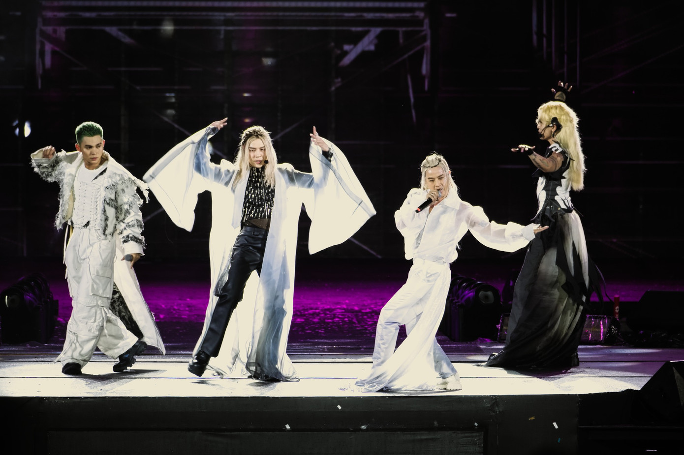 Sân khấu Tình Anh Bán Chiếu tại concert D-1. Sân khấu Tình Anh Bán Chiếu tại concert D-1.