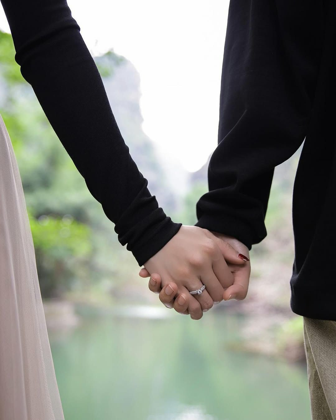 Cả hai đánh dấu cột mốc quan trọng tại đỉnh núi Ngọa Long - Ninh Bình. Cặp đôi dự kiến sẽ tổ chức lễ kỷ niệm thân mật vào ngày 12/2 tới.