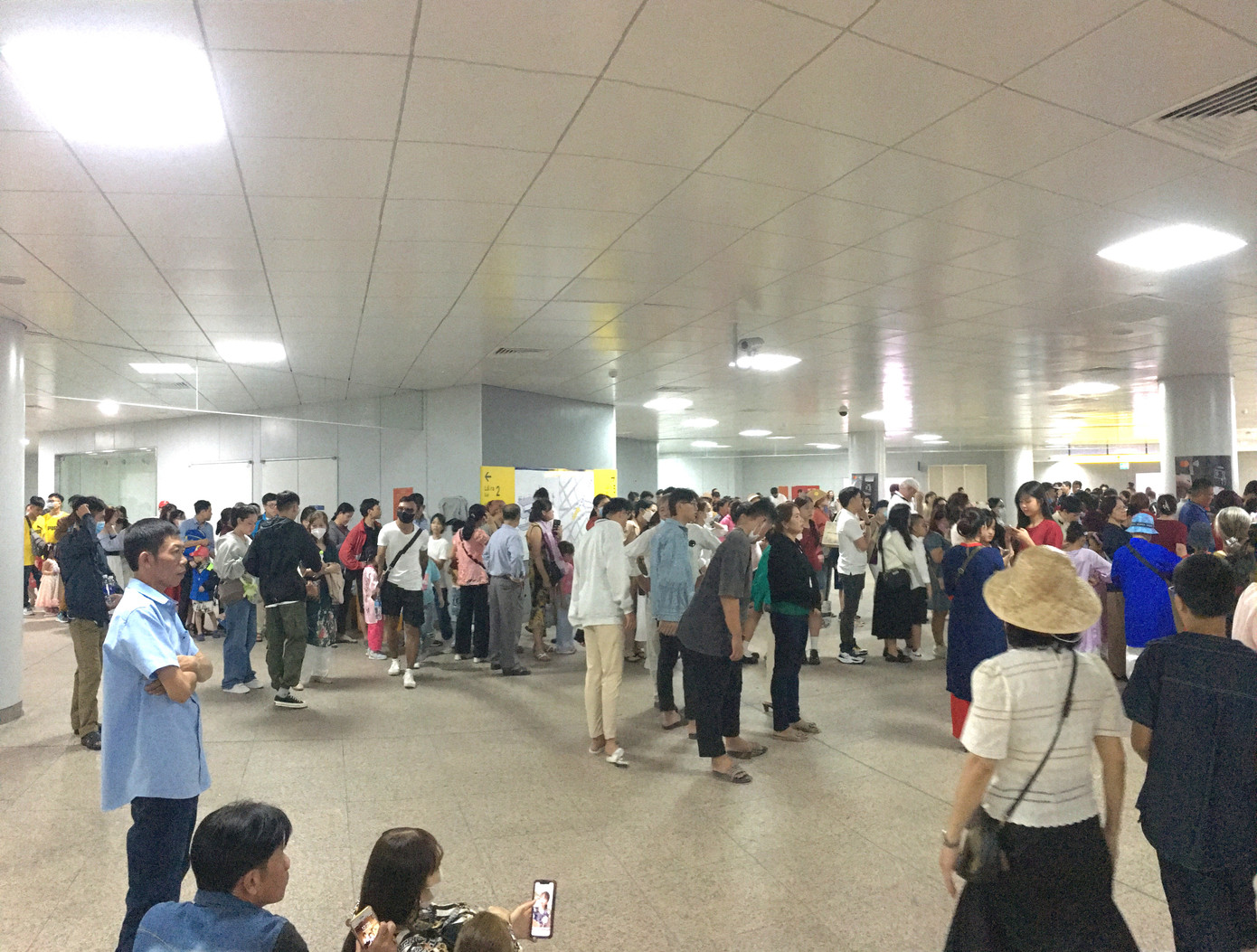 Buổi trưa vẫn có đông người dân xếp hàng dài chờ mua vé và qua cổng soát vé.