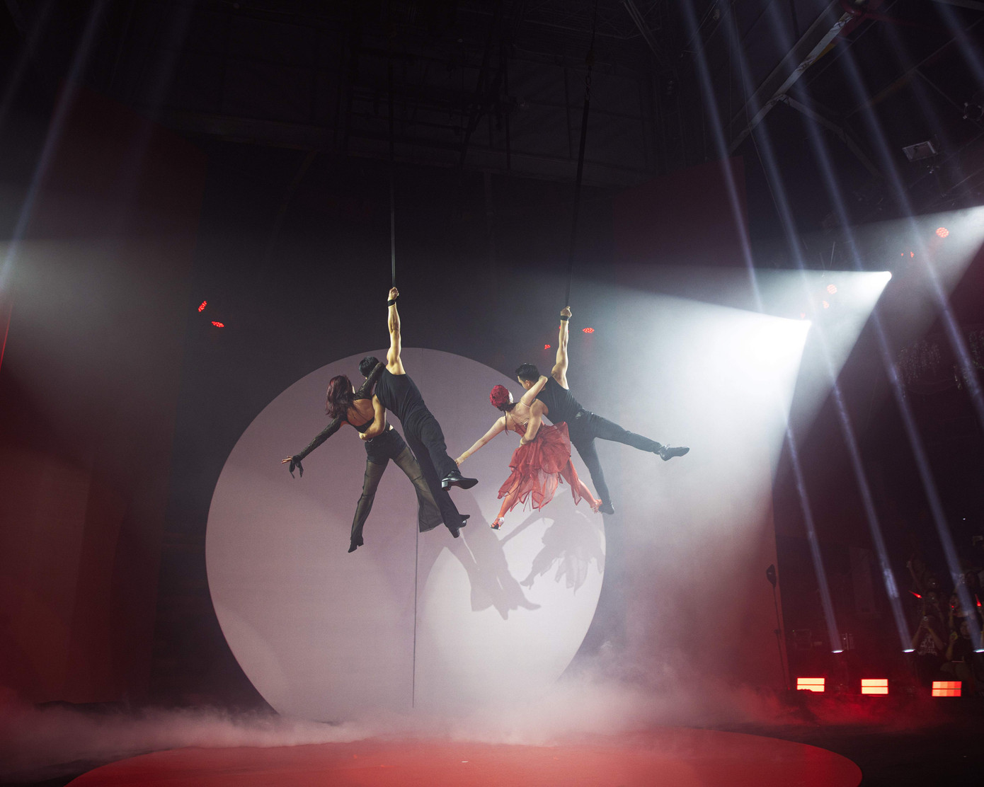 Không chỉ khoe vũ đạo quyến rũ và táo bạo, "Hằng nga Tiên tử" còn cùng đu dây trên không. Không chỉ khoe vũ đạo quyến rũ và táo bạo, "Hằng nga Tiên tử" còn cùng đu dây trên không.