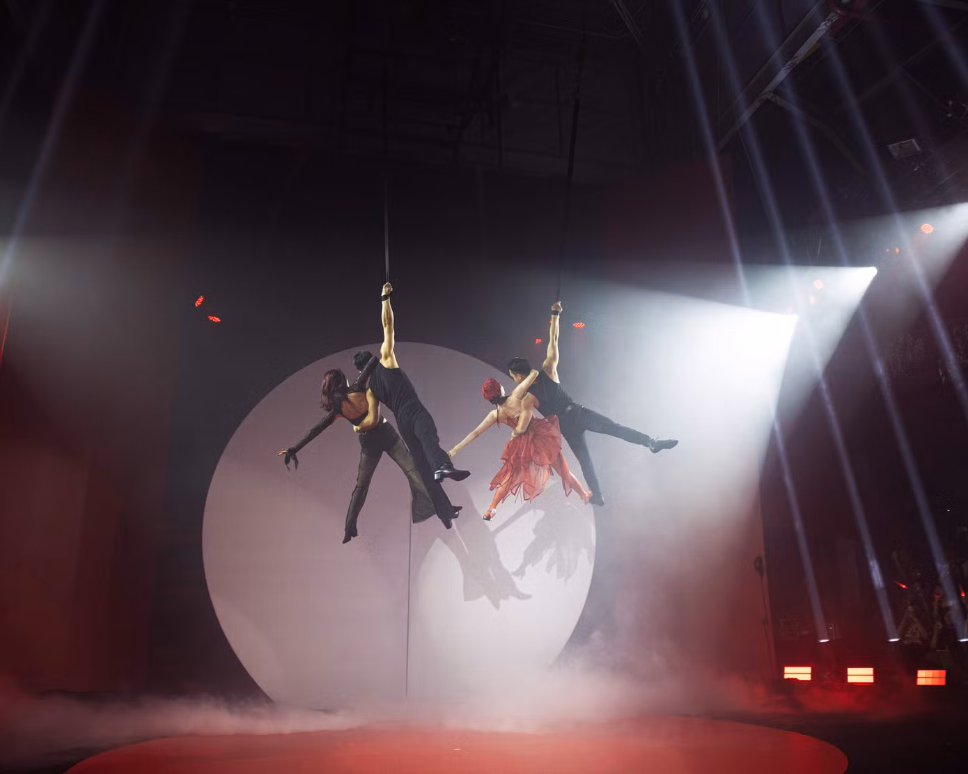 Không chỉ khoe vũ đạo quyến rũ và táo bạo, "Hằng nga Tiên tử" còn cùng đu dây trên không.