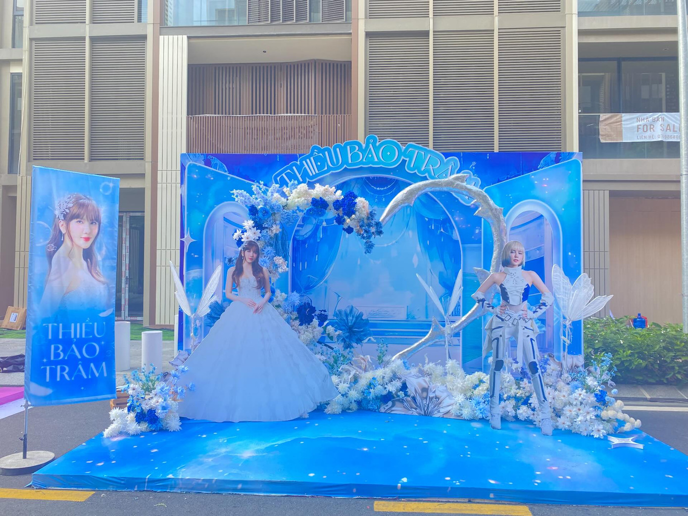 Fan "í ới" nhắc nhau chọn trang phục có tông màu trắng - xanh để bước vào "lễ đường" cùng chị đẹp Thiều Bảo Trâm. Ảnh: Threads @willankun