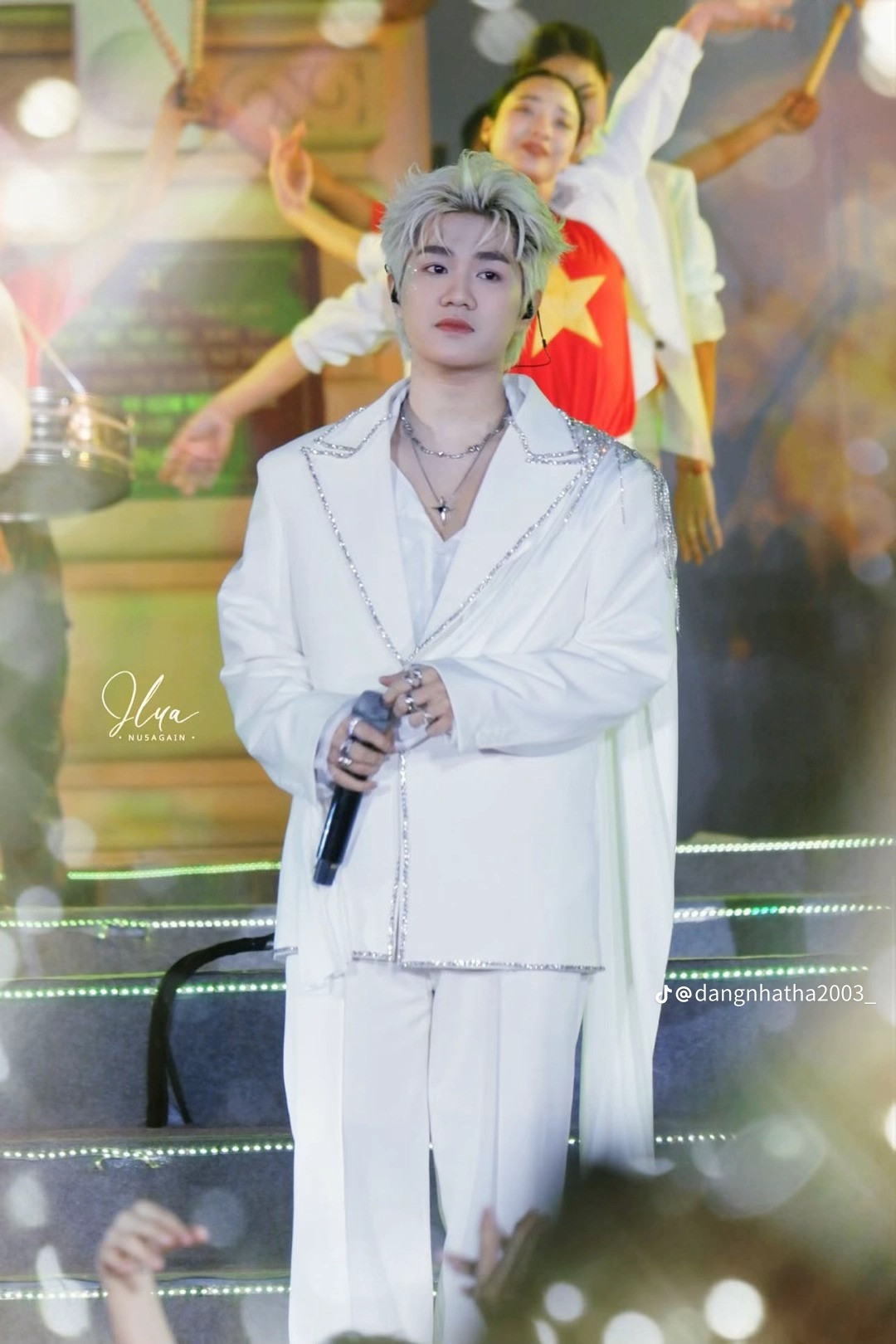 Các fan động viên nhau để lấy lại tinh thần cho Captain Boy. Các fan động viên nhau để lấy lại tinh thần cho Captain Boy.