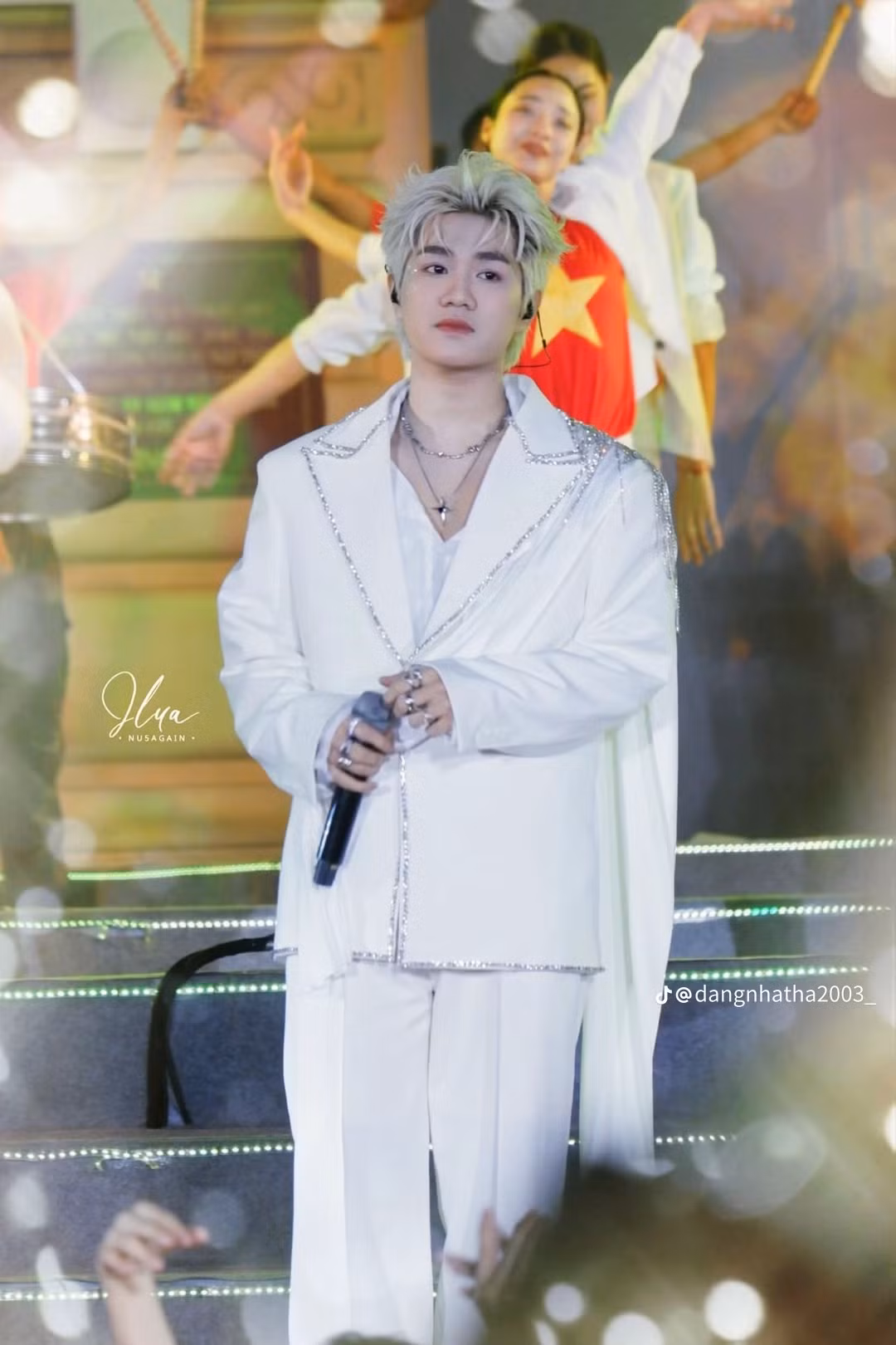 Các fan động viên nhau để lấy lại tinh thần cho Captain Boy.