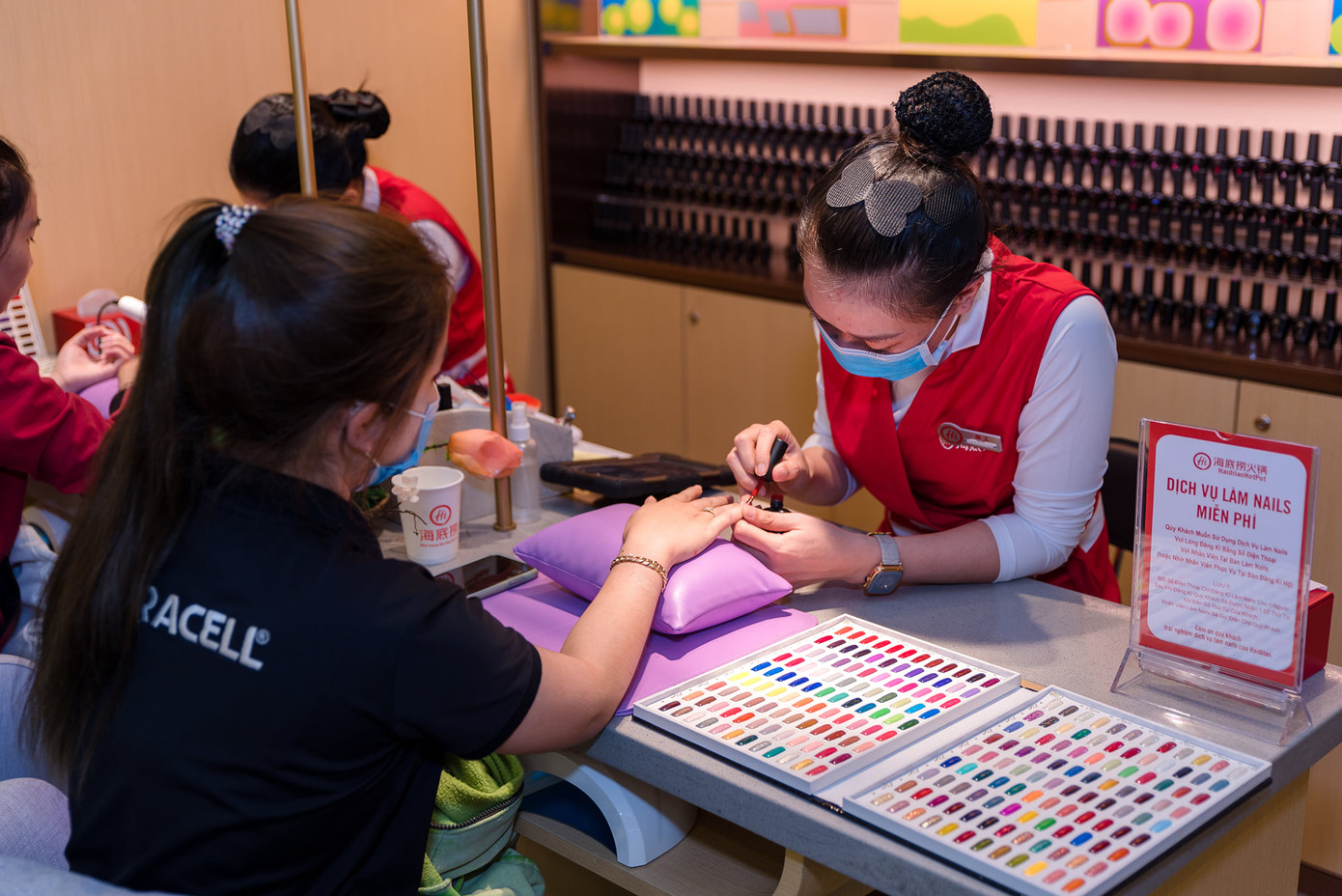 Haidilao cung cấp dịch vụ làm nail miễn phí cho thực khách. Ảnh: Haidilao Việt Nam Haidilao cung cấp dịch vụ làm nail miễn phí cho thực khách. Ảnh: Haidilao Việt Nam