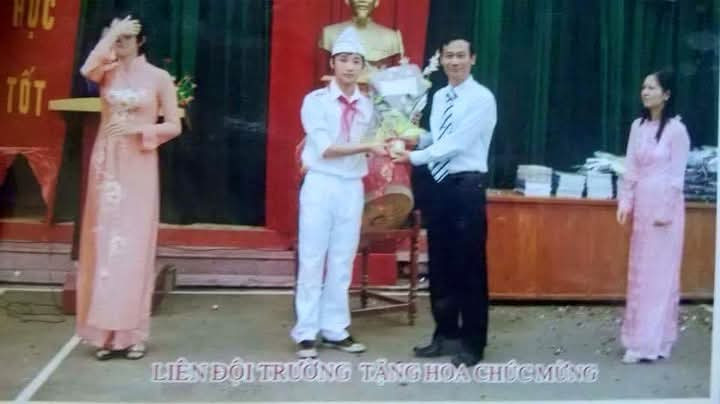 Học trò Nguyễn Thanh Tùng hoạt động Đội sôi nổi, được nhà trường khen thưởng. Ảnh: skyarchive5794 Học trò Nguyễn Thanh Tùng hoạt động Đội sôi nổi, được nhà trường khen thưởng. Ảnh: skyarchive5794