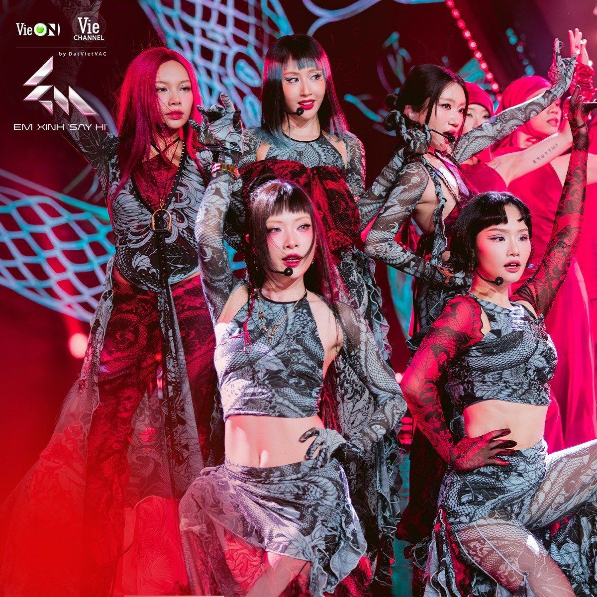 Lần đầu tiên, sự cố sân khấu Đồng Dao Em Xinh được tiết lộ. Lần đầu tiên, sự cố sân khấu Đồng Dao Em Xinh được tiết lộ.