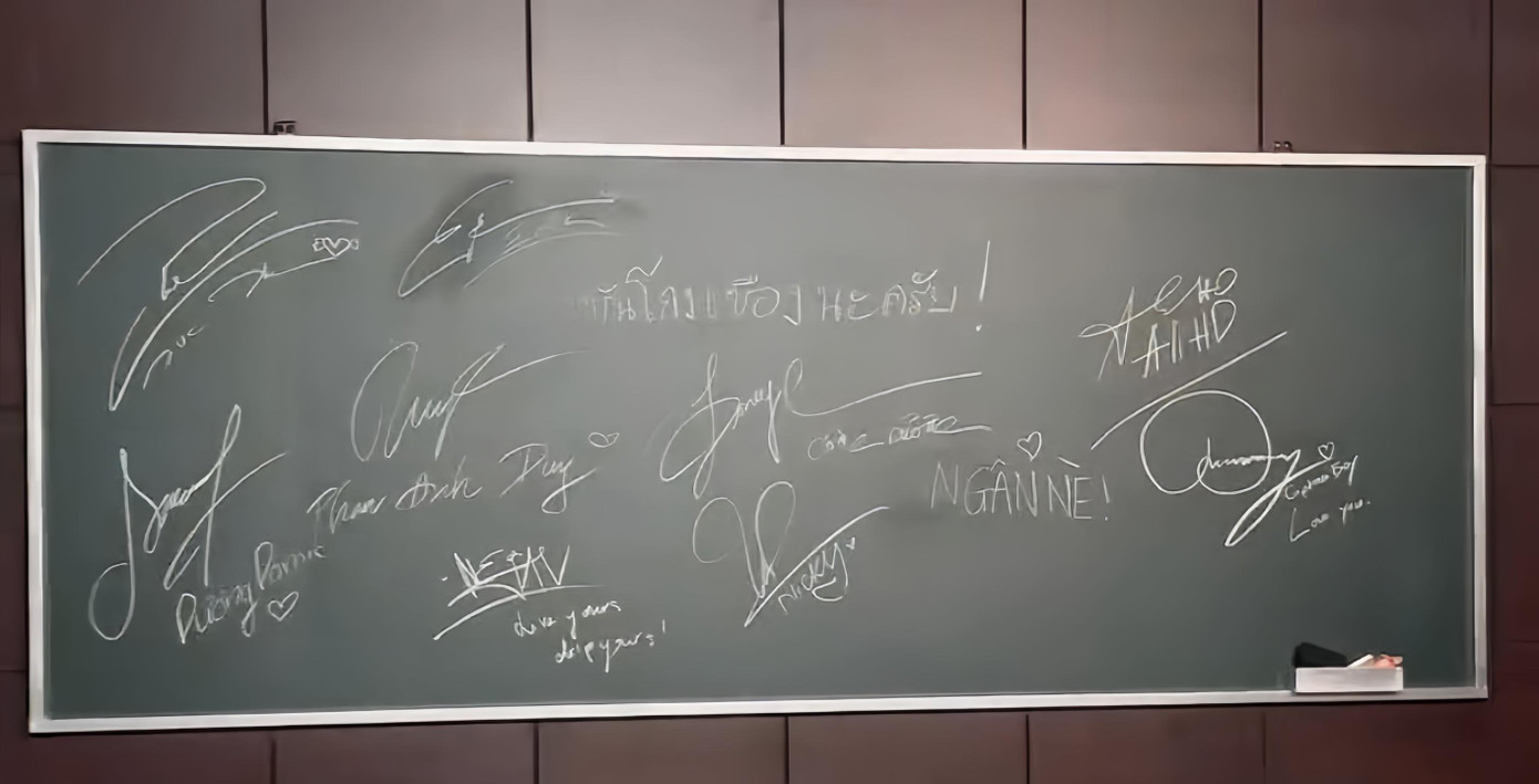 Tấm bảng với chữ ký của các Anh trai. Tấm bảng với chữ ký của các Anh trai.