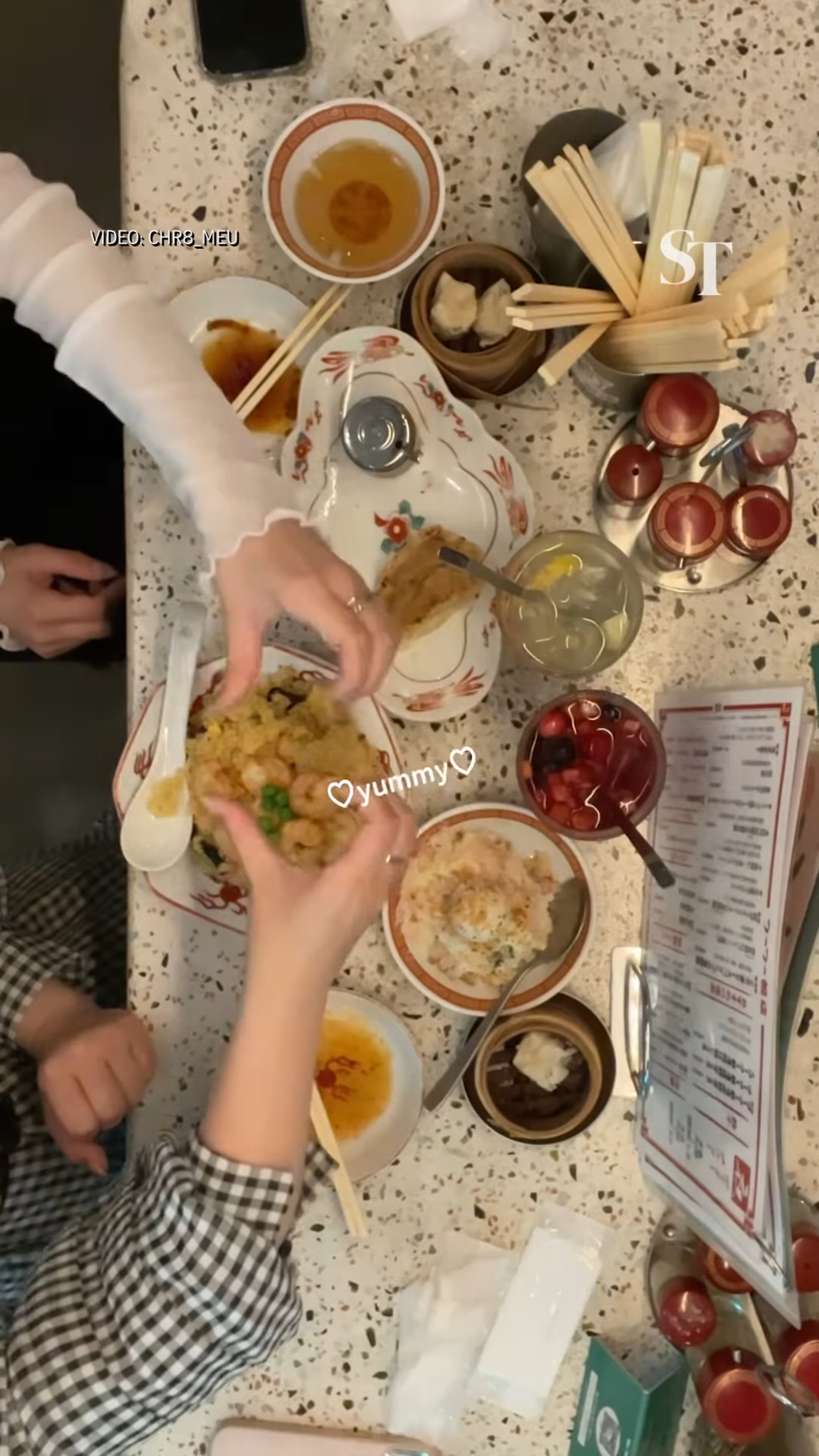 Góc quay từ trên cao cũng giúp thu được toàn cảnh bàn ăn, làm cho video sống động hơn và thể hiện được nhiều món ăn hơn. Ảnh: @straitstimesonline Góc quay từ trên cao cũng giúp thu được toàn cảnh bàn ăn, làm cho video sống động hơn và thể hiện được nhiều món ăn hơn. Ảnh: @straitstimesonline