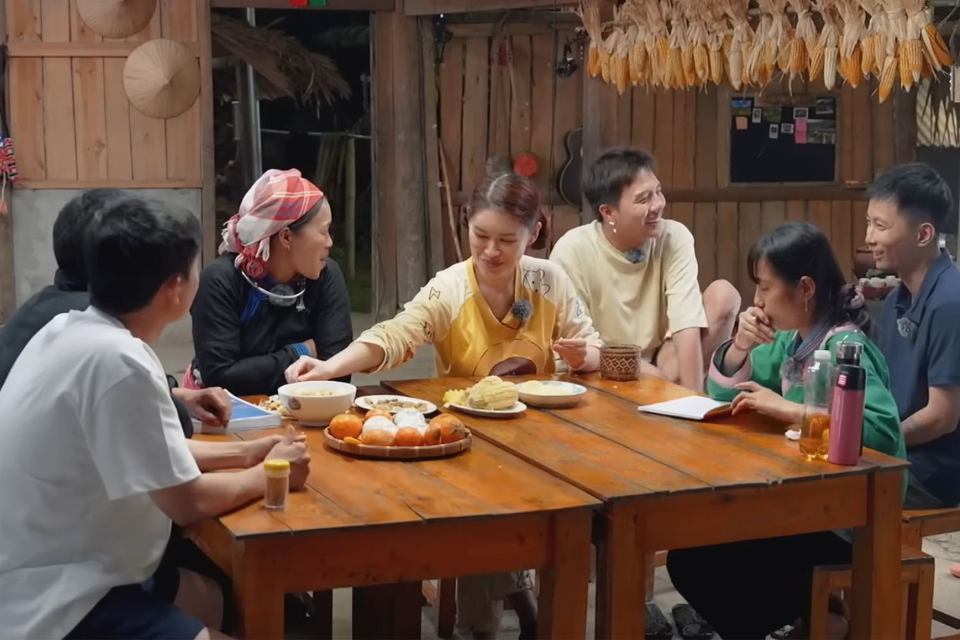 Gia Đình Haha truyền động lực nói Tiếng Anh cho bé Thư.