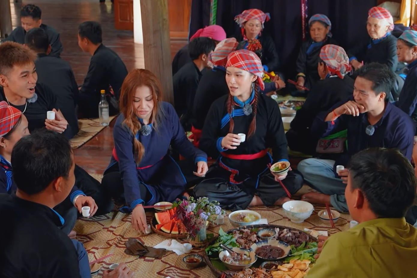 Khán giả nhớ về những bữa ăn ấm cúng, thích thú cảnh dàn cast trải nghiệm món ăn đặc sản địa phương.