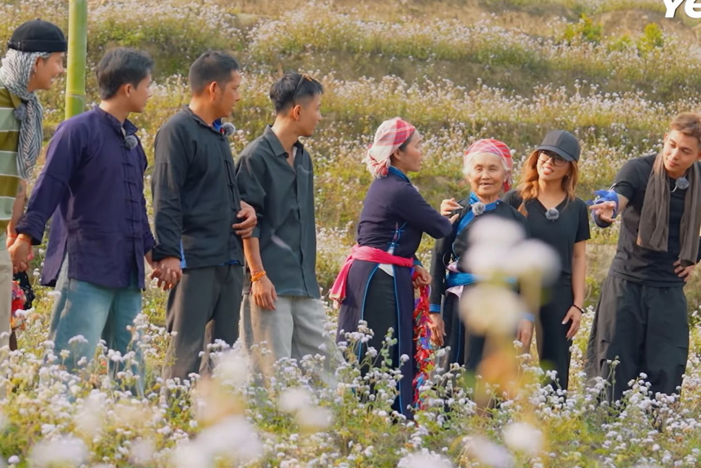 Gia Đình Haha trải nghiệm trò chơi ném còn cùng người dân Bản Liền.