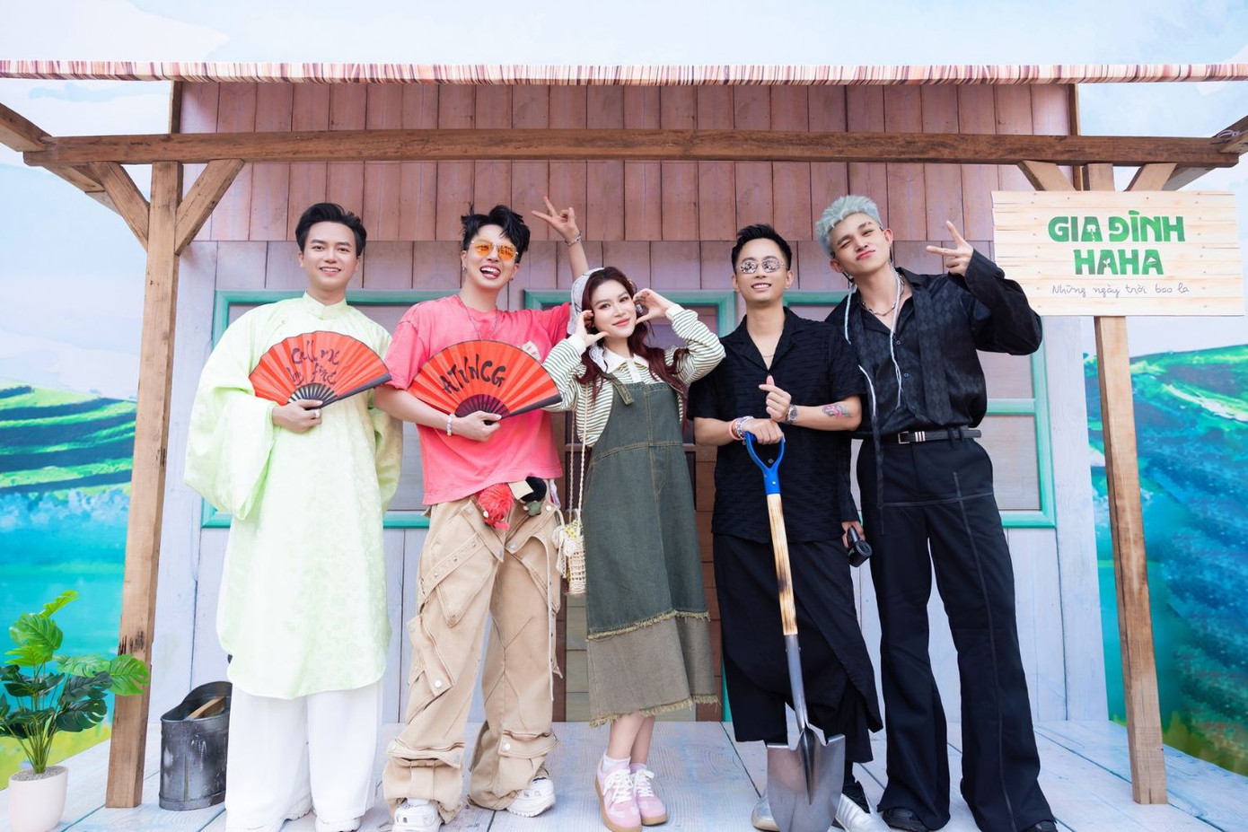 Gia Đình Haha được mua bản quyền từ một chương trình của Trung Quốc là HaHa Farmer. Chương trình có sự tham gia của Jun Phạm, Rhymastic, Bùi Công Nam, Ngọc Thanh Tâm và Duy Khánh. Gia Đình Haha được mua bản quyền từ một chương trình của Trung Quốc là HaHa Farmer. Chương trình có sự tham gia của Jun Phạm, Rhymastic, Bùi Công Nam, Ngọc Thanh Tâm và Duy Khánh.