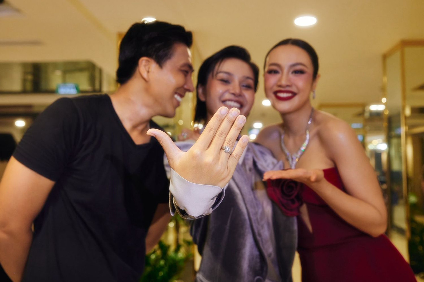 Lê Thu Trang hạnh phúc khoe nhẫn cưới.