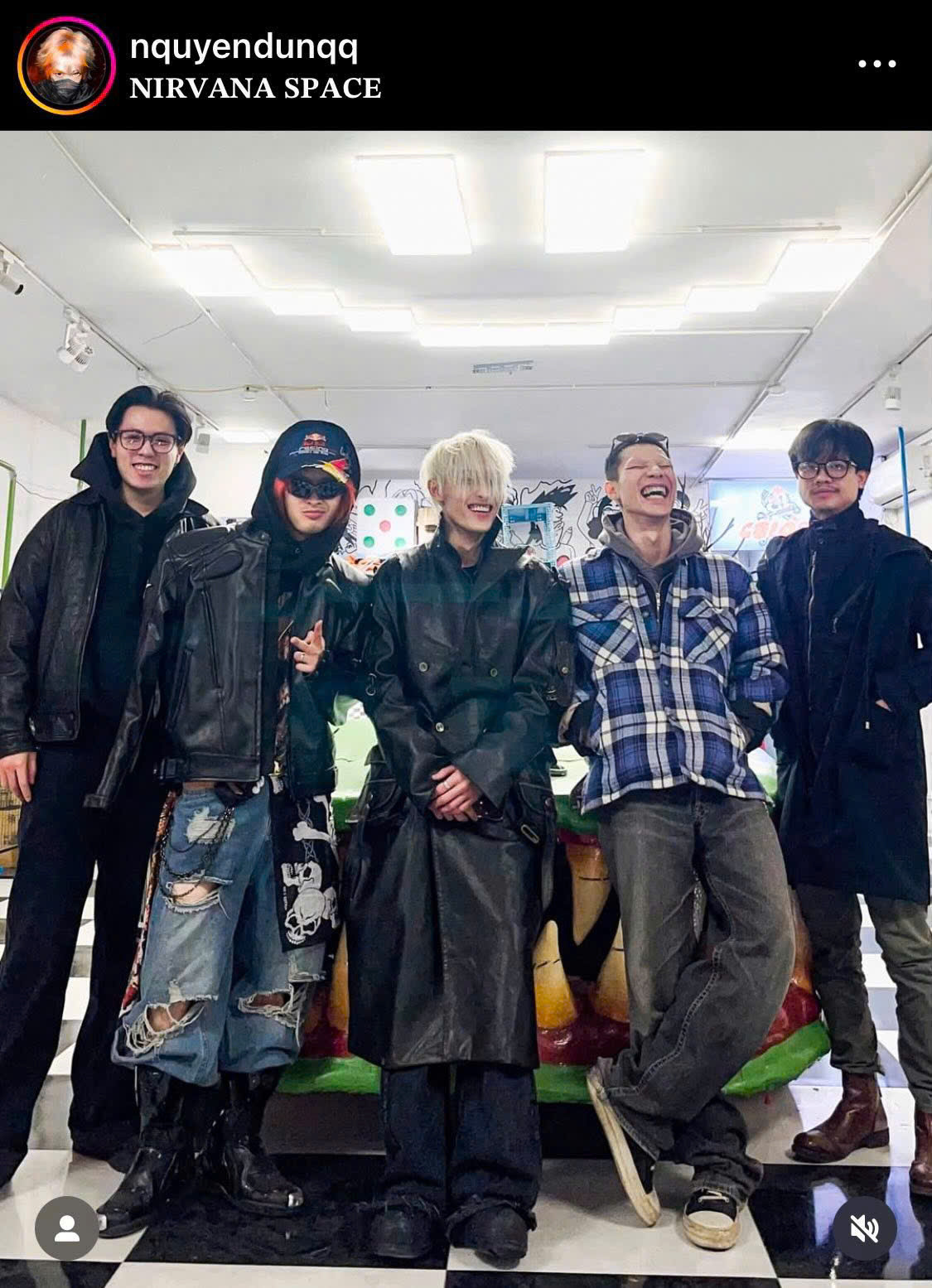 Bức ảnh chụp cùng nhau của MCK và Wren Evans. Bức ảnh chụp cùng nhau của MCK và Wren Evans.