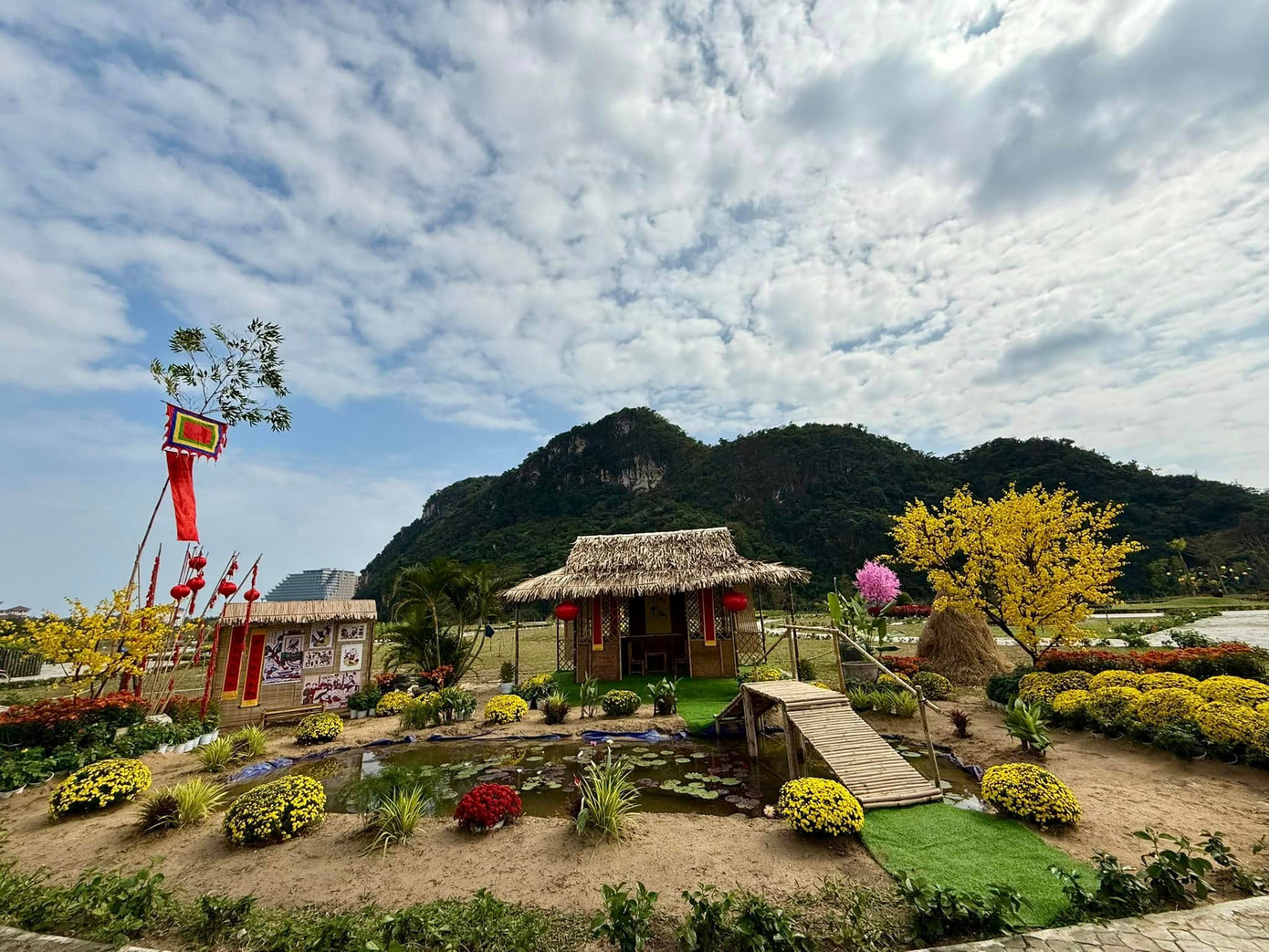 Tiểu cảnh tái hiện hình ảnh Tết xưa của làng quê Việt Nam với đủ các loài hoa khoe sắc, cây nêu trước sân nhà. Ảnh: FB Moon Black