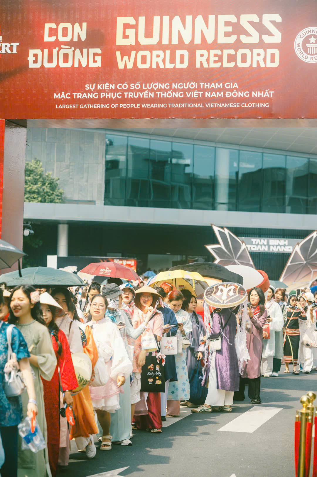 Hàng nghìn người hâm mộ hưởng ứng "Con đường Guinness". Nguồn: @tranhuy.0711 Hàng nghìn người hâm mộ hưởng ứng "Con đường Guinness". Nguồn: @tranhuy.0711