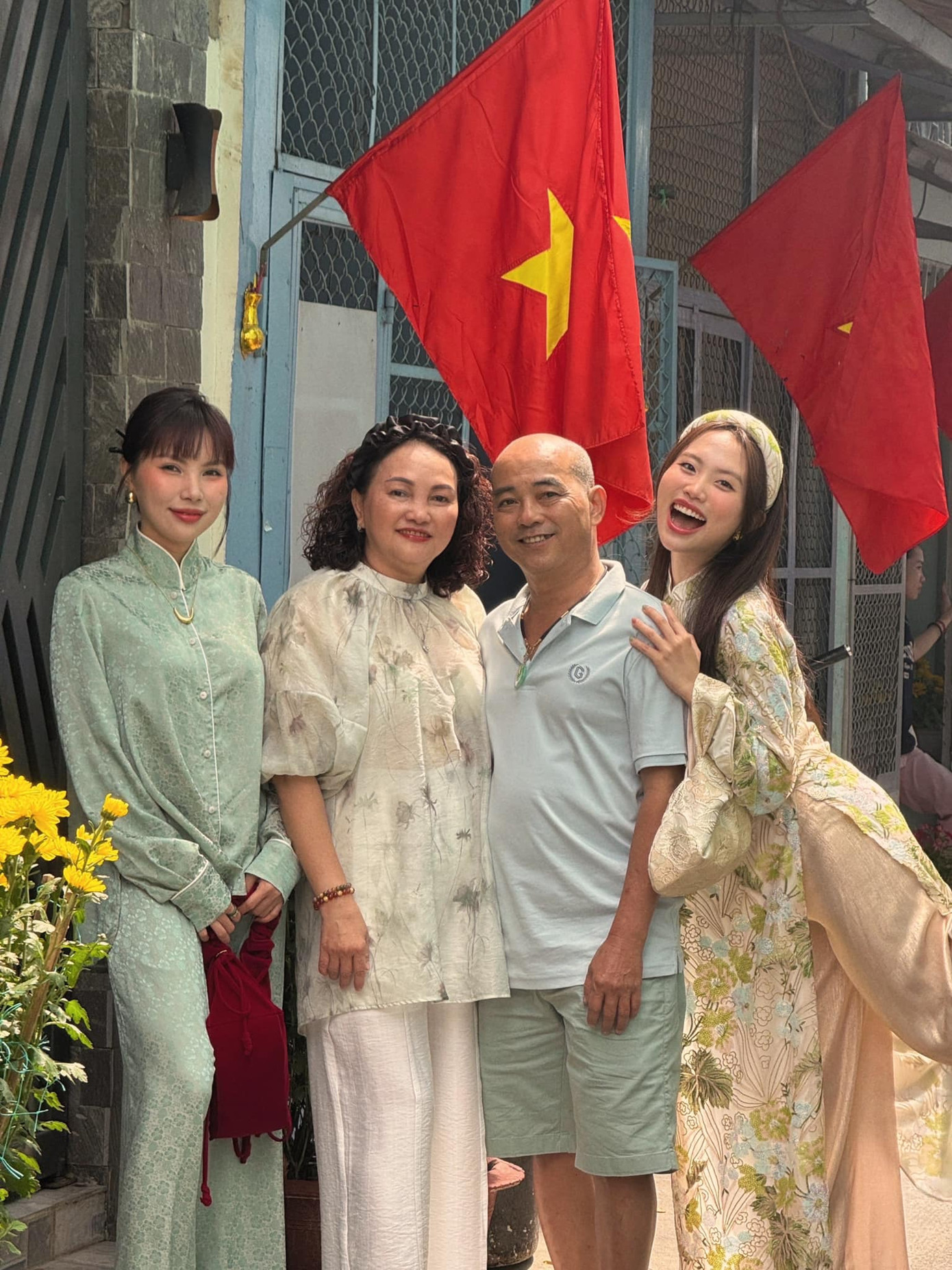 Phương Mỹ Chi diện áo dài, khoe ảnh xinh cùng gia đình đón năm mới. Phương Mỹ Chi diện áo dài, khoe ảnh xinh cùng gia đình đón năm mới.