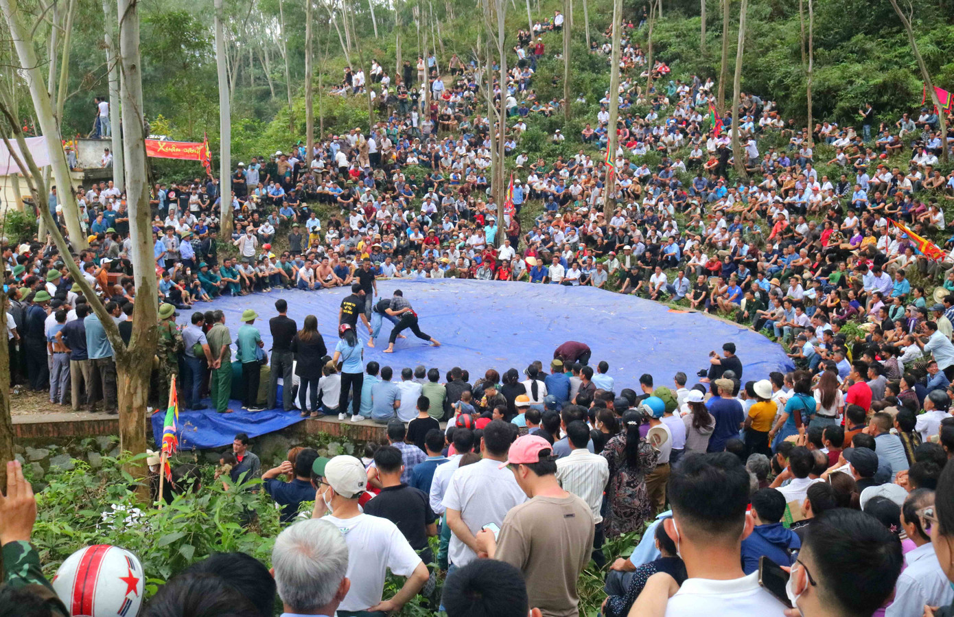 Đông đảo người dân và du khách tìm về lễ hội để chiêm bái và vui chơi. Ảnh: Huy Thư/Báo Nghệ An Đông đảo người dân và du khách tìm về lễ hội để chiêm bái và vui chơi. Ảnh: Huy Thư/Báo Nghệ An