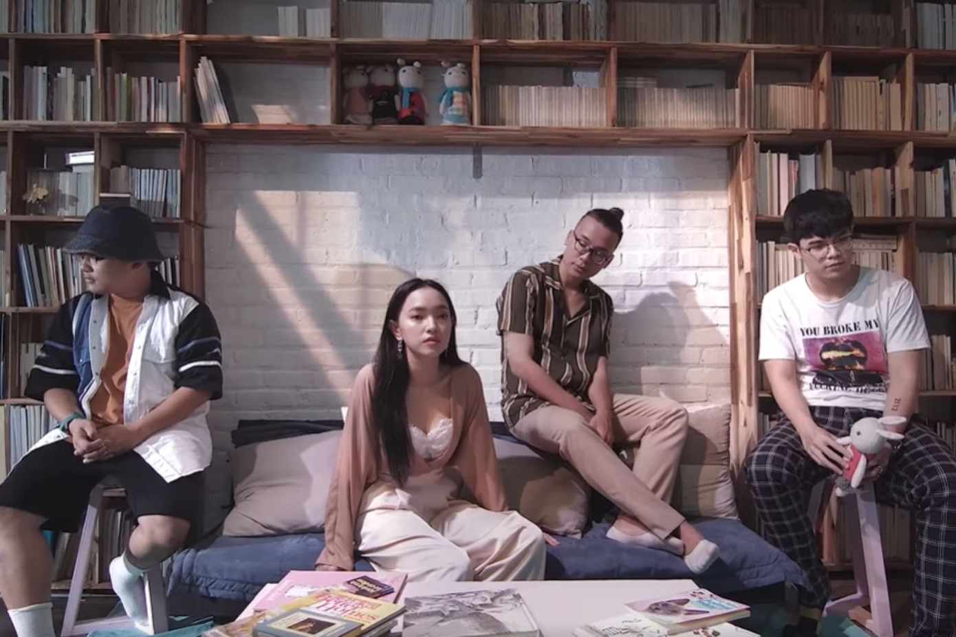 Trong MV Từ Ngày Em Đến, Châu Bùi đóng vai một cô gái độc lập, mạnh mẽ sau khi chia tay người yêu hiện tại. Trong MV Từ Ngày Em Đến, Châu Bùi đóng vai một cô gái độc lập, mạnh mẽ sau khi chia tay người yêu hiện tại.