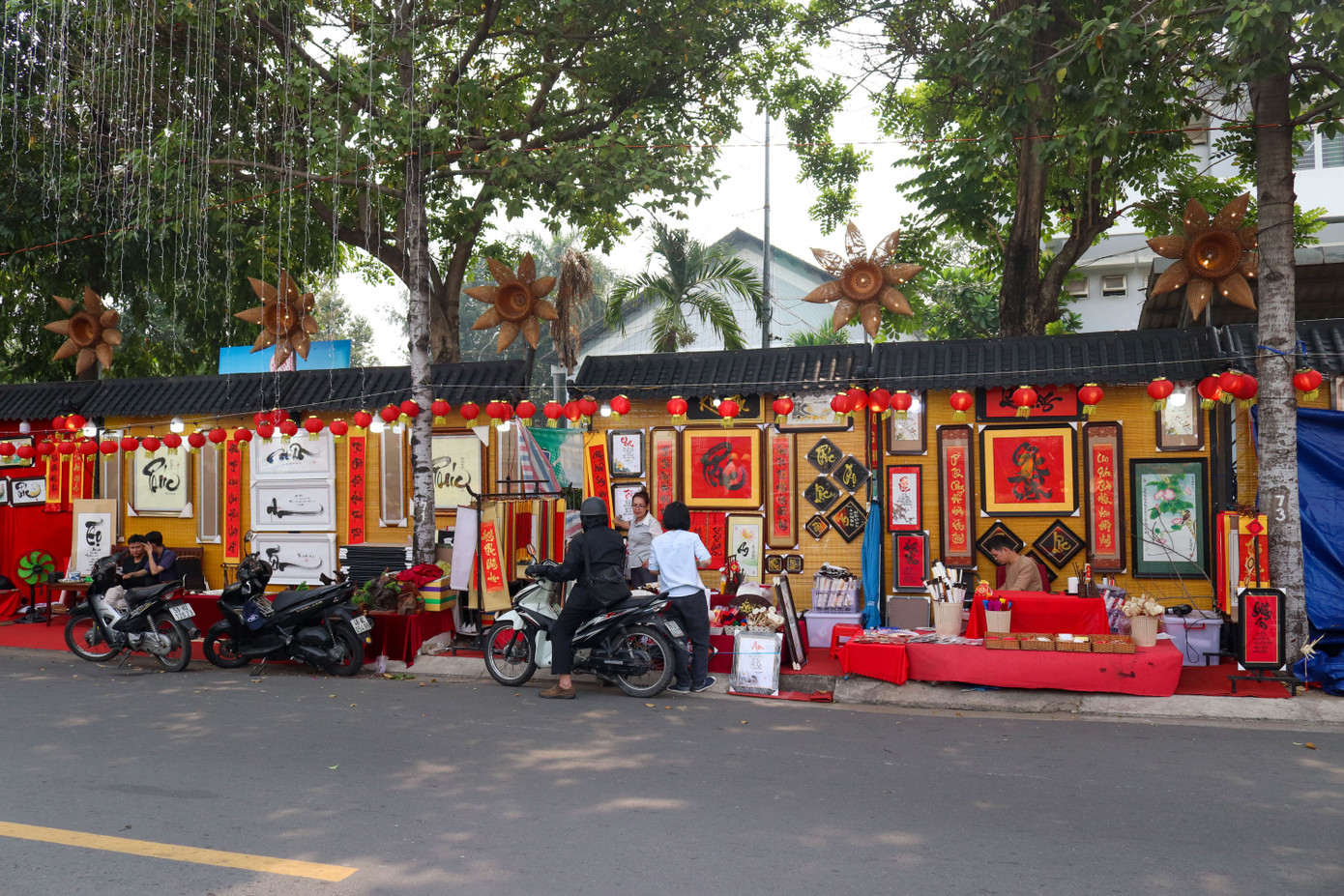Phố ông đồ gần khu vực trường THPT Võ Văn Kiệt có nhiều gian hàng hấp dẫn.