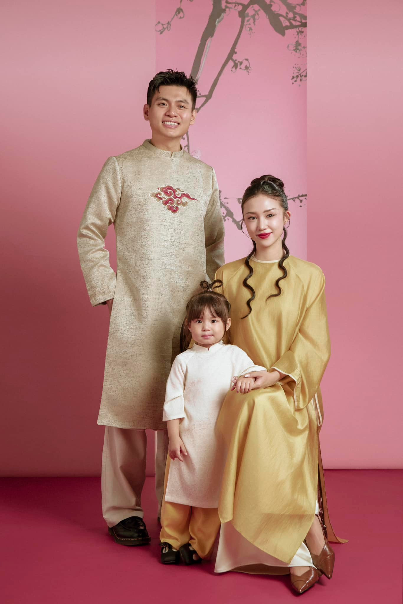 Gia đình Hải Long - Kim Ngân - Hải Đường "chúng mình có nhau", cùng diện áo dài truyền thống chụp ảnh kỷ niệm năm Tết Ất Tỵ. Gia đình Hải Long - Kim Ngân - Hải Đường "chúng mình có nhau", cùng diện áo dài truyền thống chụp ảnh kỷ niệm năm Tết Ất Tỵ.