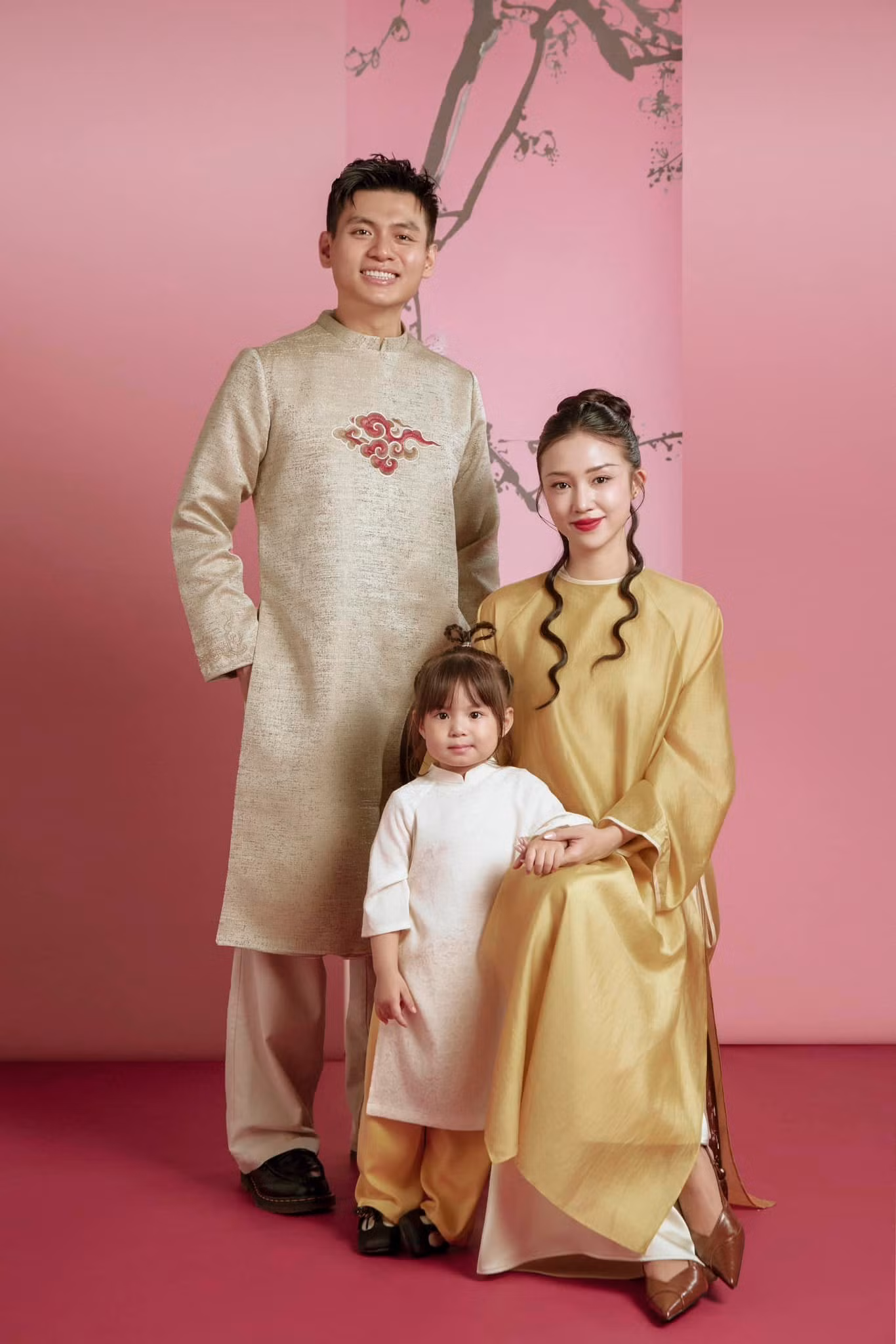 Gia đình Hải Long - Kim Ngân - Hải Đường "chúng mình có nhau", cùng diện áo dài truyền thống chụp ảnh kỷ niệm năm Tết Ất Tỵ. Gia đình Hải Long - Kim Ngân - Hải Đường "chúng mình có nhau", cùng diện áo dài truyền thống chụp ảnh kỷ niệm năm Tết Ất Tỵ.