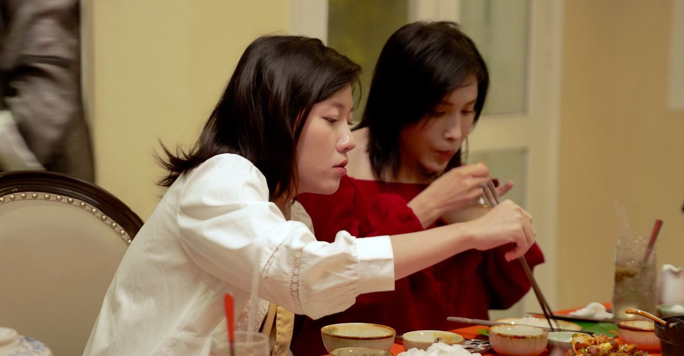 Bữa cơm cũng có sự góp mặt của hai "chị em ruột" Khả Như và Uyển Ân. Bữa cơm cũng có sự góp mặt của hai "chị em ruột" Khả Như và Uyển Ân.