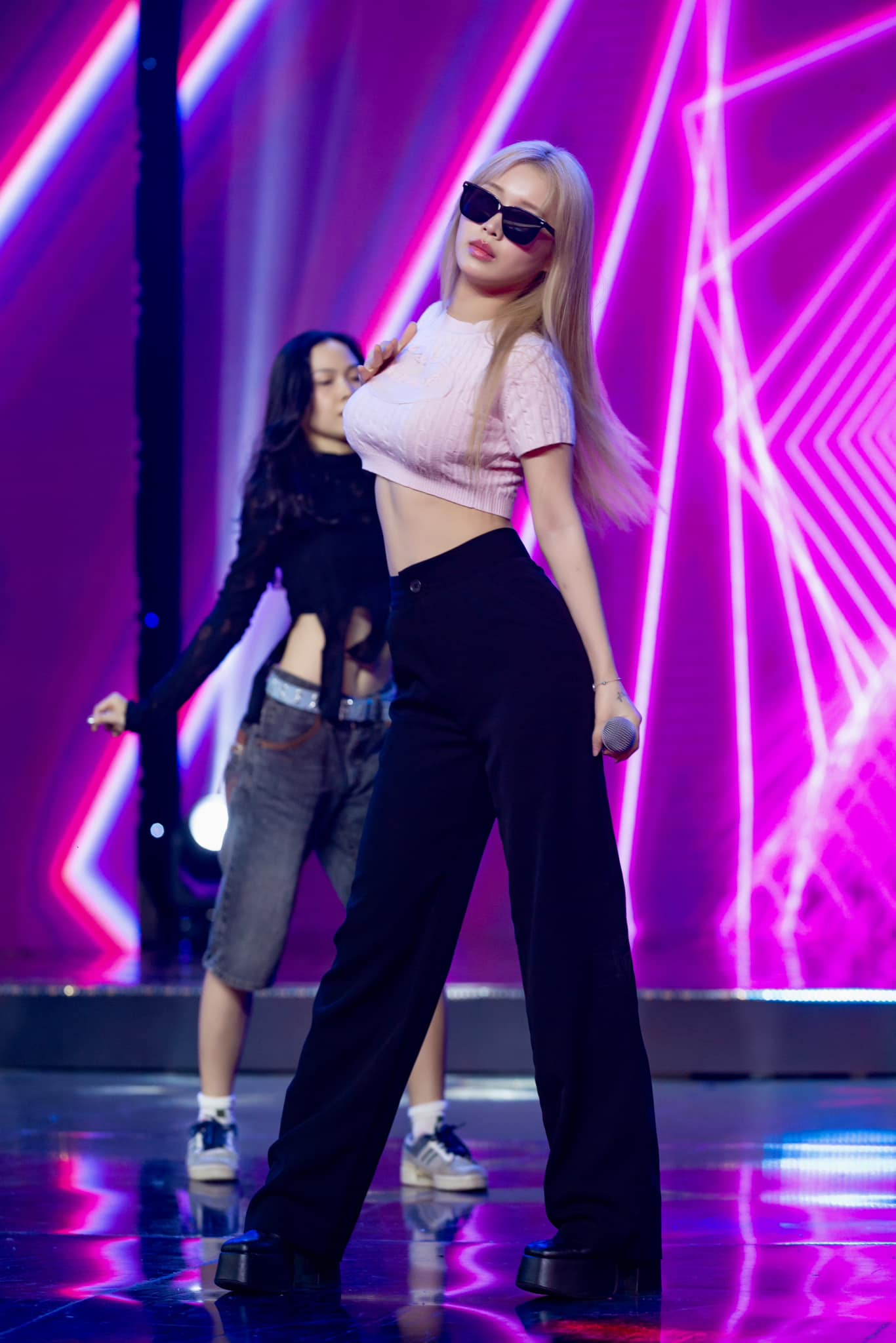 Trên kênh cá nhân, Han Sara khoe vũ đạo qua các clip cover chỉn chu. Trên kênh cá nhân, Han Sara khoe vũ đạo qua các clip cover chỉn chu.