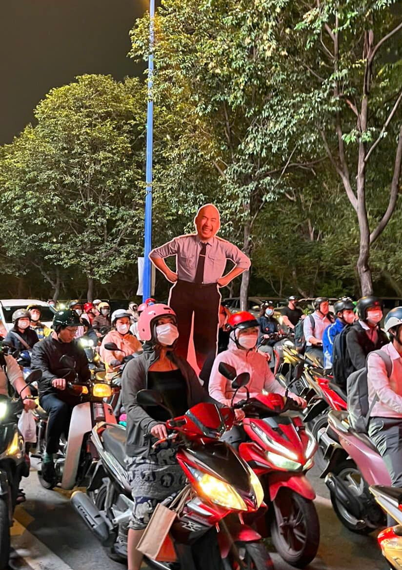 Tiến Luật cử đại diện đi bão hộ: "Tụi nhỏ rủ đi bão mà mai phải đi mần sớm. Và đây là cách tụi nó cho tui đi bão nè trời. Bạn nào đi thì nhớ đội mũ nón, để ý đèn giao thông đang màu gì luôn nha". Tiến Luật cử đại diện đi bão hộ: "Tụi nhỏ rủ đi bão mà mai phải đi mần sớm. Và đây là cách tụi nó cho tui đi bão nè trời. Bạn nào đi thì nhớ đội mũ nón, để ý đèn giao thông đang màu gì luôn nha".