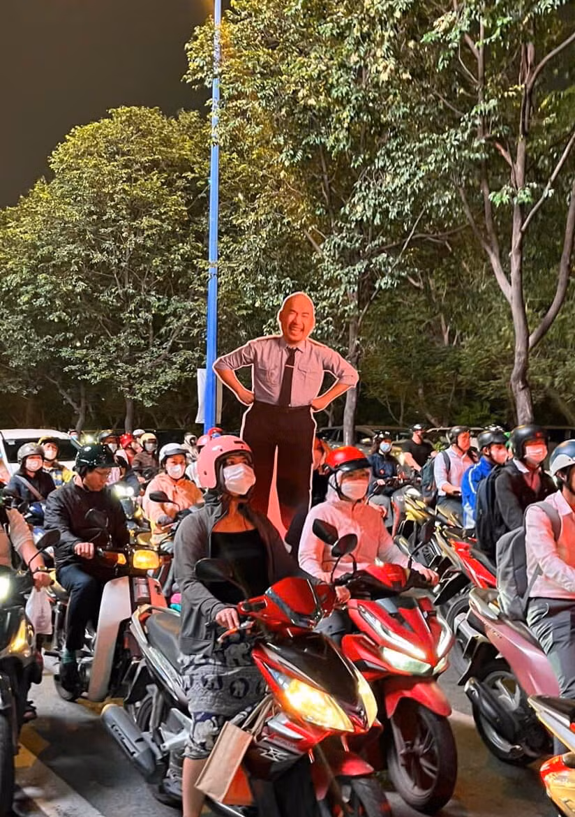 Tiến Luật cử đại diện đi bão hộ: "Tụi nhỏ rủ đi bão mà mai phải đi mần sớm. Và đây là cách tụi nó cho tui đi bão nè trời. Bạn nào đi thì nhớ đội mũ nón, để ý đèn giao thông đang màu gì luôn nha".