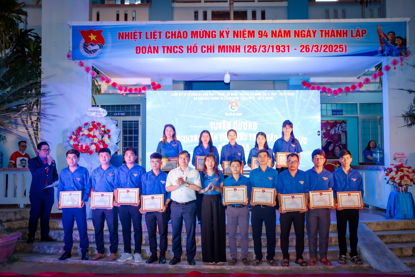 Chương trình đã tuyên dương 3 tập thể và 30 thanh niên tiêu biểu là những tấm gương sáng trong học tập, lao động, sáng tạo, khởi nghiệp và công tác Đoàn - Hội. Ảnh: Tuổi trẻ An Nhơn