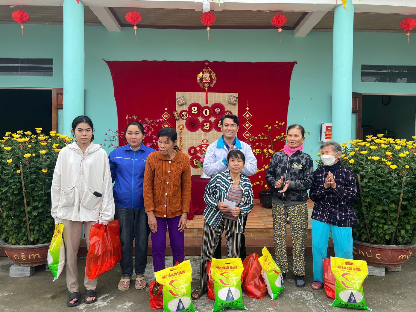 Các đoàn viên thanh niên đã gói 90 chiếc bánh để trao tặng đến 45 gia đình khó khăn cùng các phần quà. Ảnh: Chi đoàn An Mỹ Các đoàn viên thanh niên đã gói 90 chiếc bánh để trao tặng đến 45 gia đình khó khăn cùng các phần quà. Ảnh: Chi đoàn An Mỹ