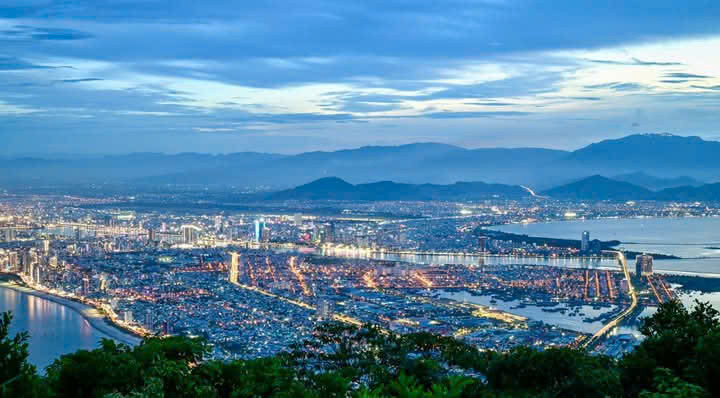 Cả thành phố lên đèn &quot;thu mình&quot; trong tầm mắt khi nhìn từ &quot;nóc nhà của Đà Nẵng&quot;. Ảnh: Moon Black