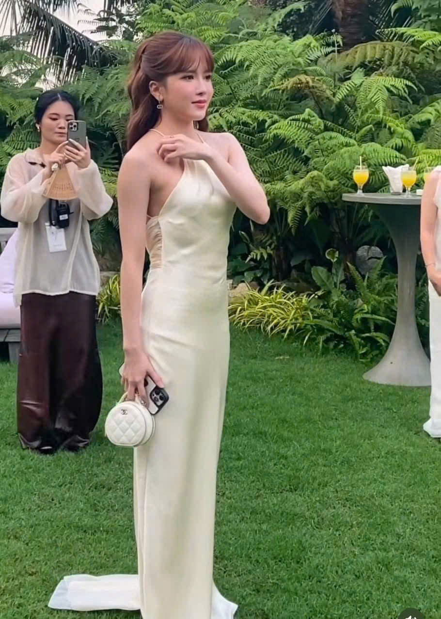 Bạn thân Thiều Bảo Trâm cũng có mặt với vẻ ngoài rạng ngời.