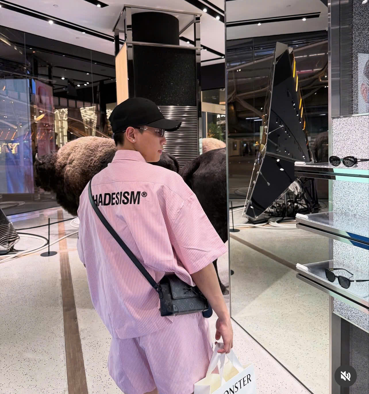 Quân A.P vừa có chuyến đi Thái Lan. Quân A.P vừa có chuyến đi Thái Lan.