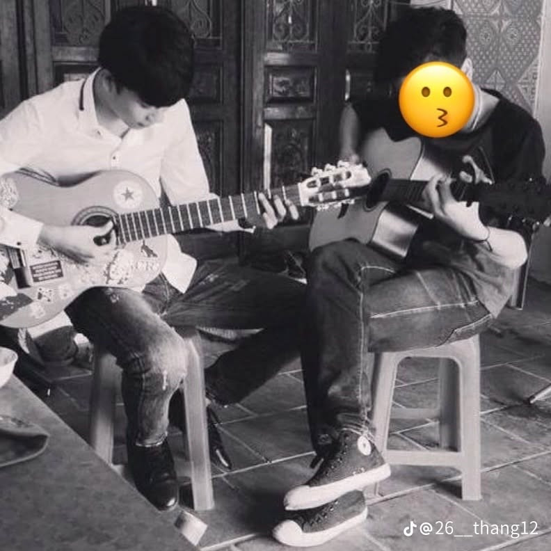 Anh chàng thường xuất hiện với cây đàn guitar. Nguồn: @26__thang12. Anh chàng thường xuất hiện với cây đàn guitar. Nguồn: @26__thang12.