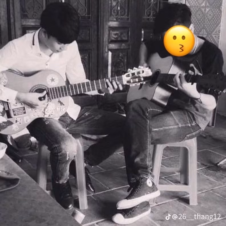 Anh chàng thường xuất hiện với cây đàn guitar. Nguồn: @26__thang12.