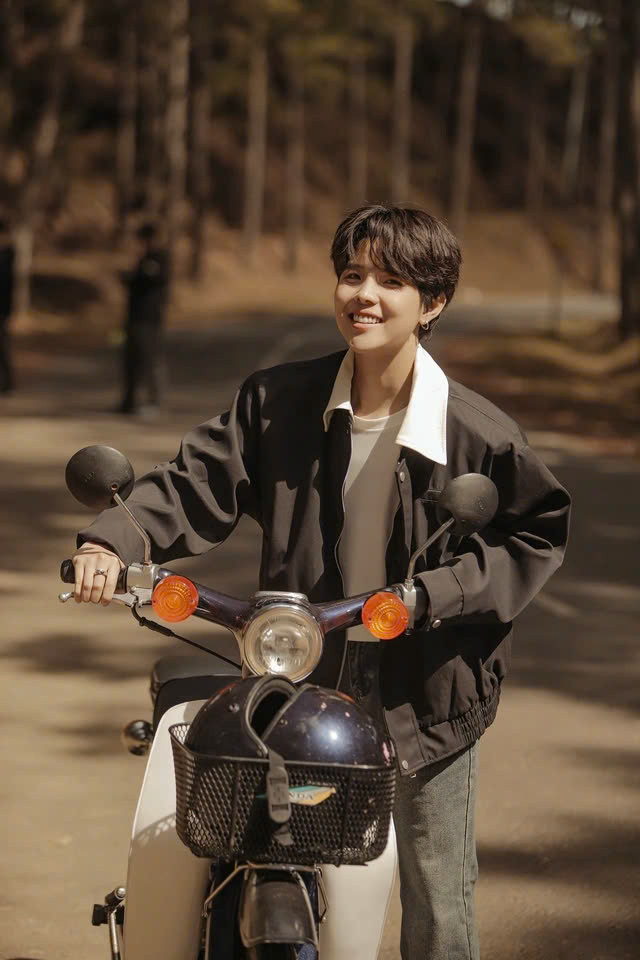 Qua một khoảnh khắc giao lưu đời thường, Vũ Cát Tường đã cho thấy tư duy hiện đại và phong cách sống tích cực. Qua một khoảnh khắc giao lưu đời thường, Vũ Cát Tường đã cho thấy tư duy hiện đại và phong cách sống tích cực.