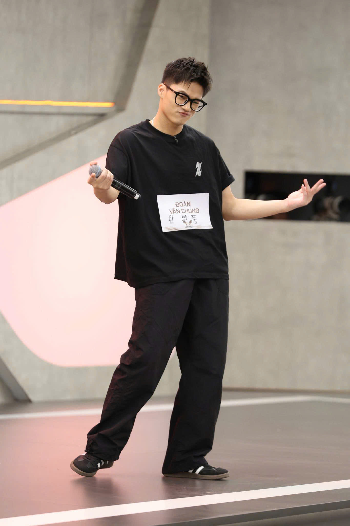 Nhiều luồng ý kiến được đưa ra về thái độ của nam thí sinh. Nguồn ảnh: BTC.