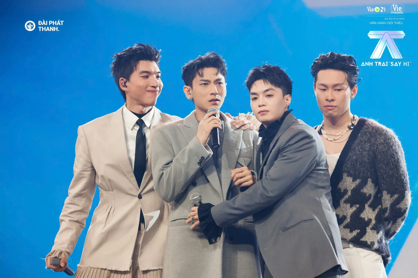 Kim Phút Kim Giờ từng là một ca khúc để lại dấu ấn trong lòng khán giả với sự tham gia của GERDNANG và Isaac, Pháp Kiều.