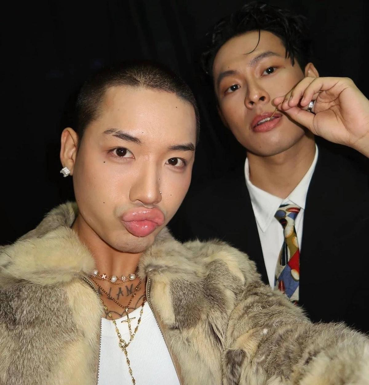 HURRYKNG bị "lung lay" vị trí trong lòng WEAN. HURRYKNG bị "lung lay" vị trí trong lòng WEAN.