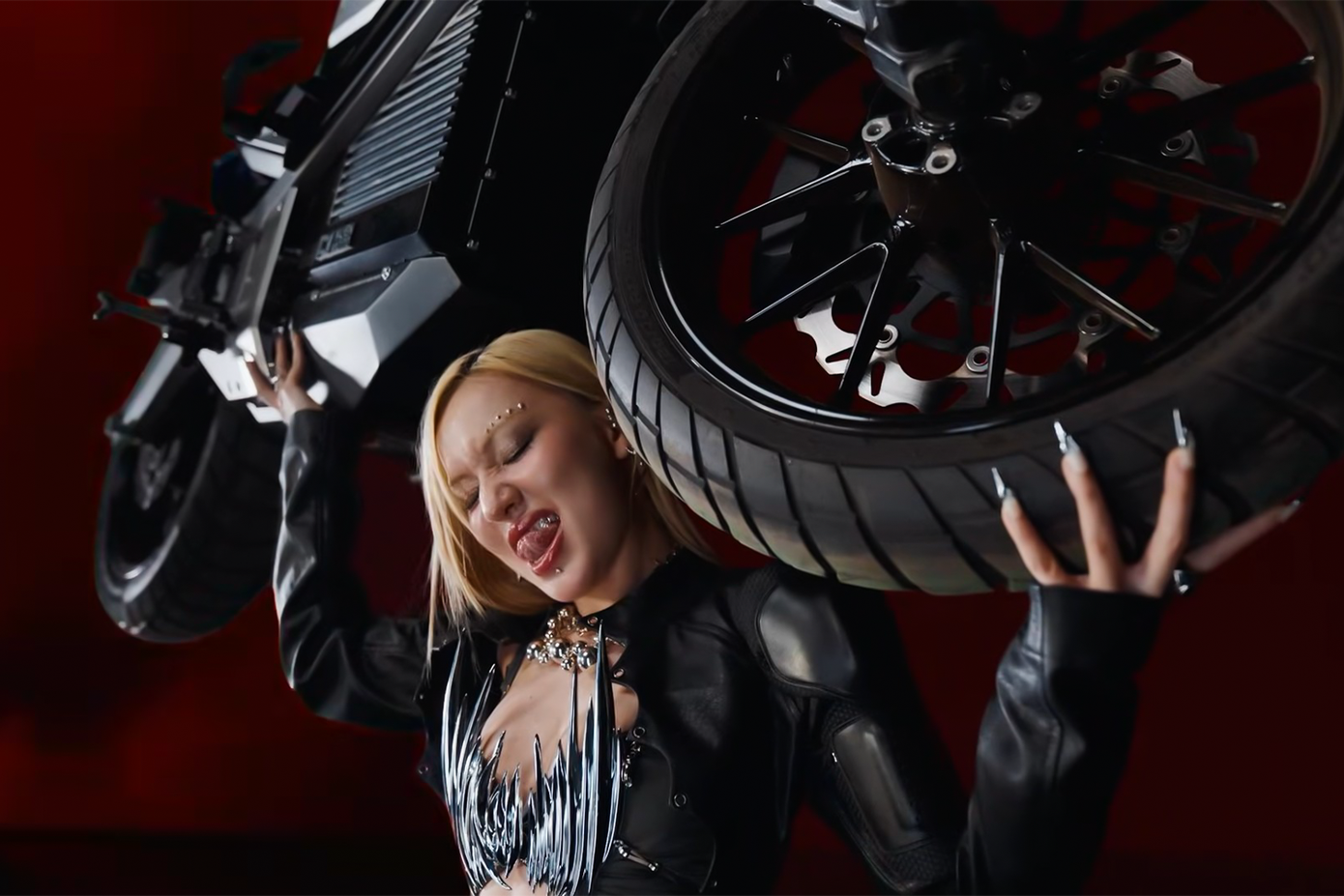 Saabirose cực ngầu với hình ảnh nâng mô tô qua đầu. Một khán giả bình luận: "Đủ "wow" rồi ạ, hóng 30 em xinh quá!"...