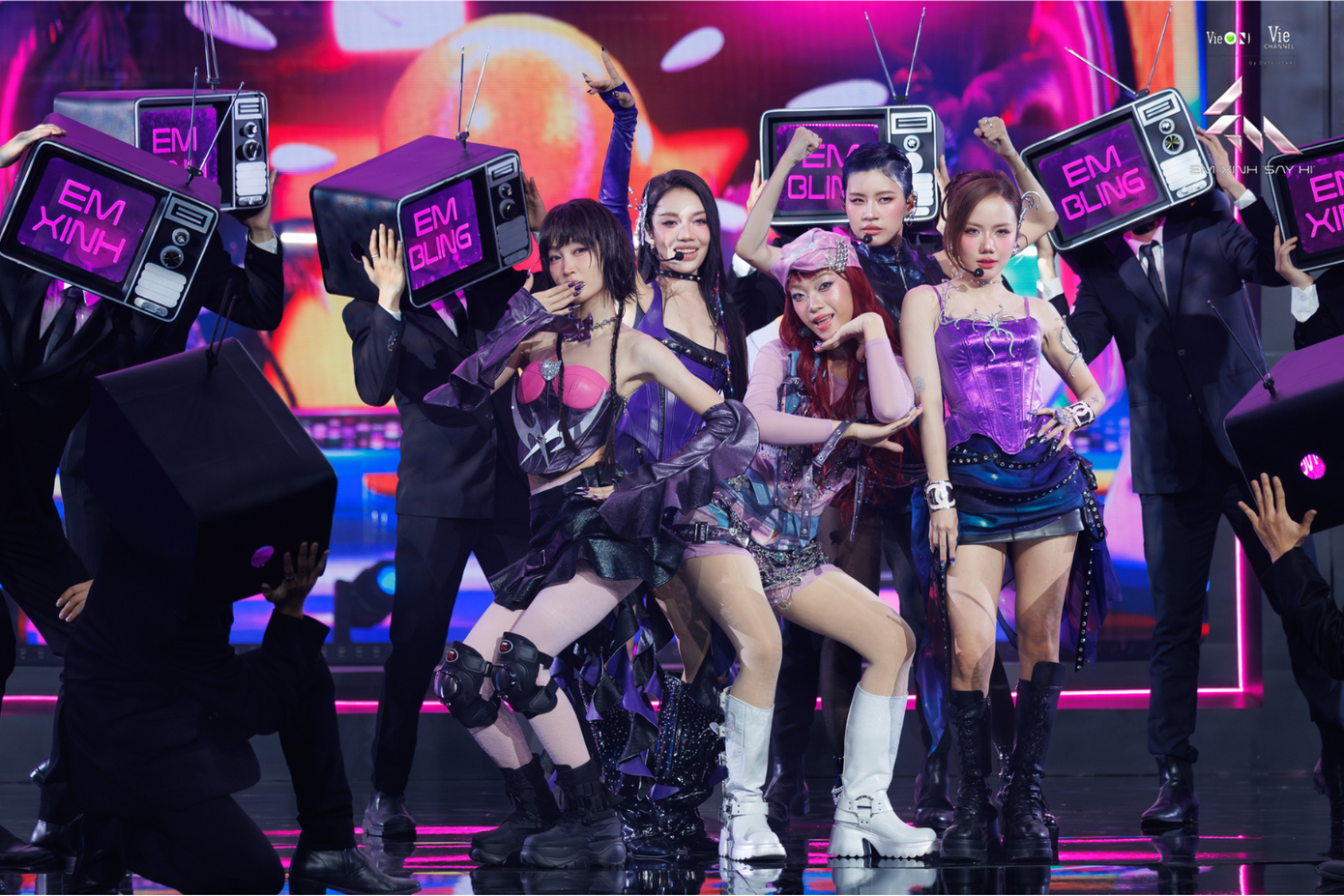Em Xinh Em Bling mở màn bùng nổ.