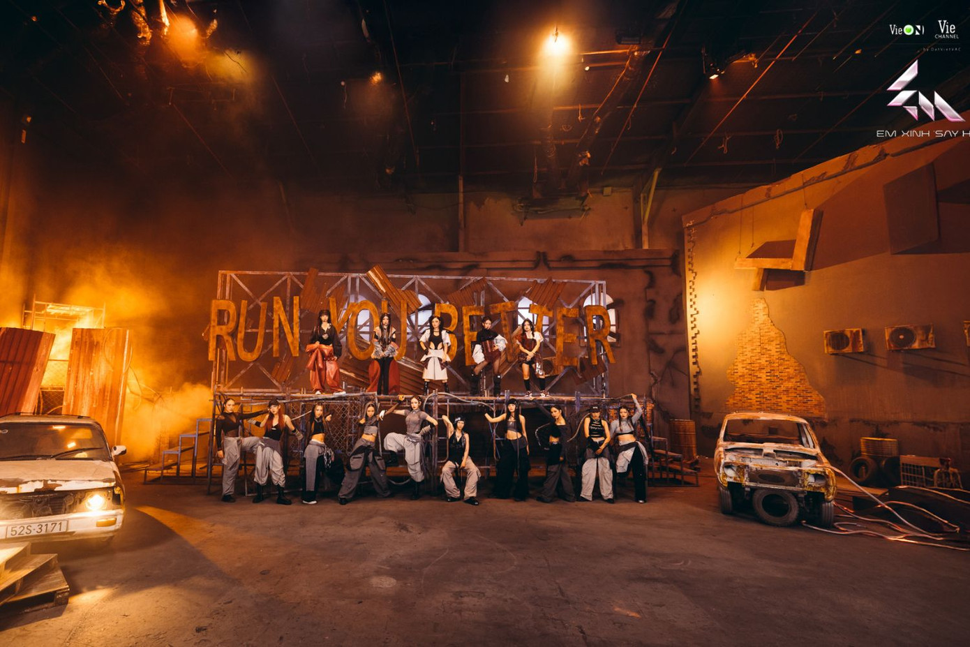 Nhóm Mặt Trăng Ôm Mặt Trời gây ấn tượng mạnh với tiết mục quay one-shot đầu tiên tại Em Xinh "Say Hi".