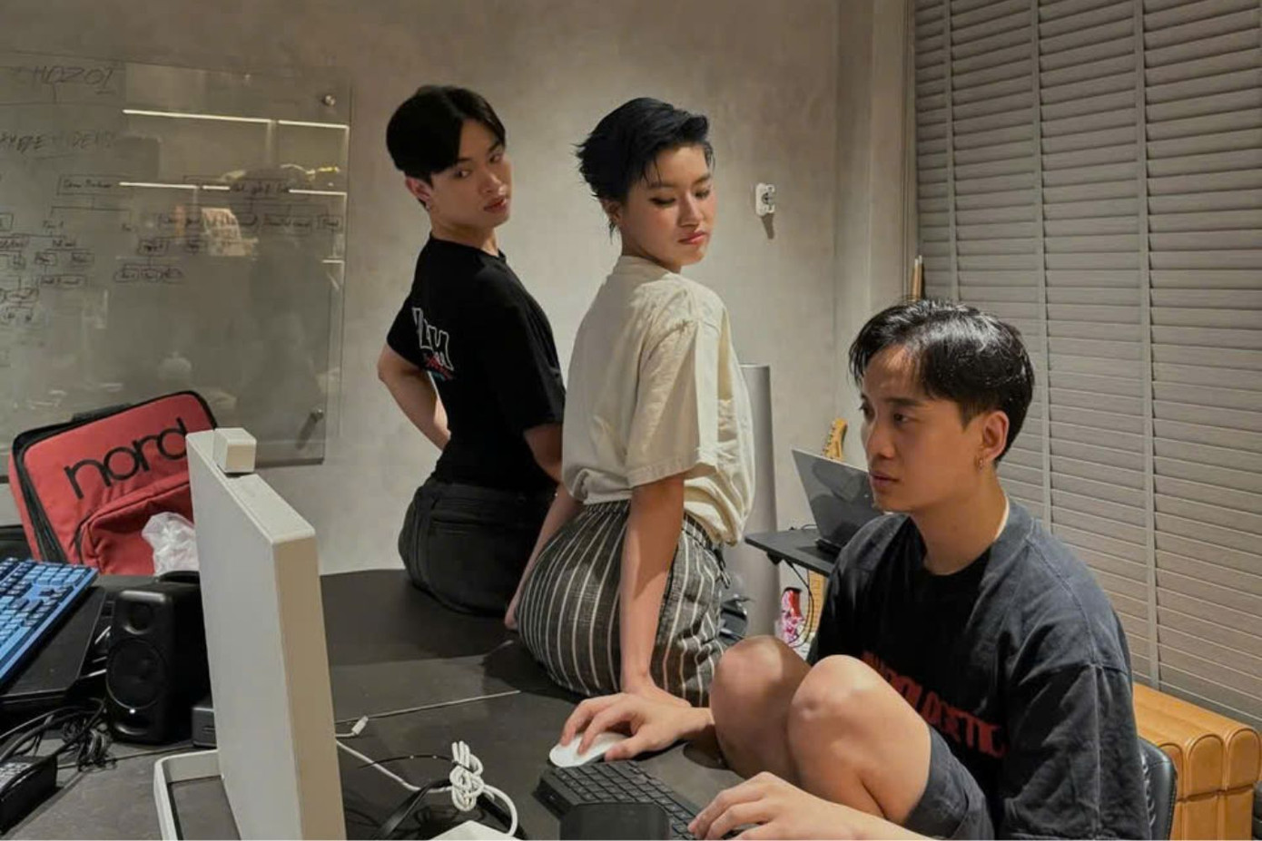 Giám đốc âm nhạc Jessica Thanh Tú “gấp đôi áp lực” với “song sinh” Pháp Kiều và Pháo Northside. Netizen dự đoán cả hai sẽ cùng một nhóm. Nguồn: phaoxinhxinh.