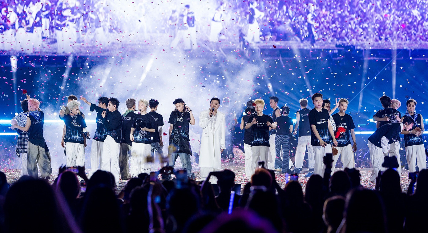 Dù đèn sân khấu đã tắt, những người có mặt tại concert vẫn chưa thoát khỏi dư âm. Dù đèn sân khấu đã tắt, những người có mặt tại concert vẫn chưa thoát khỏi dư âm.