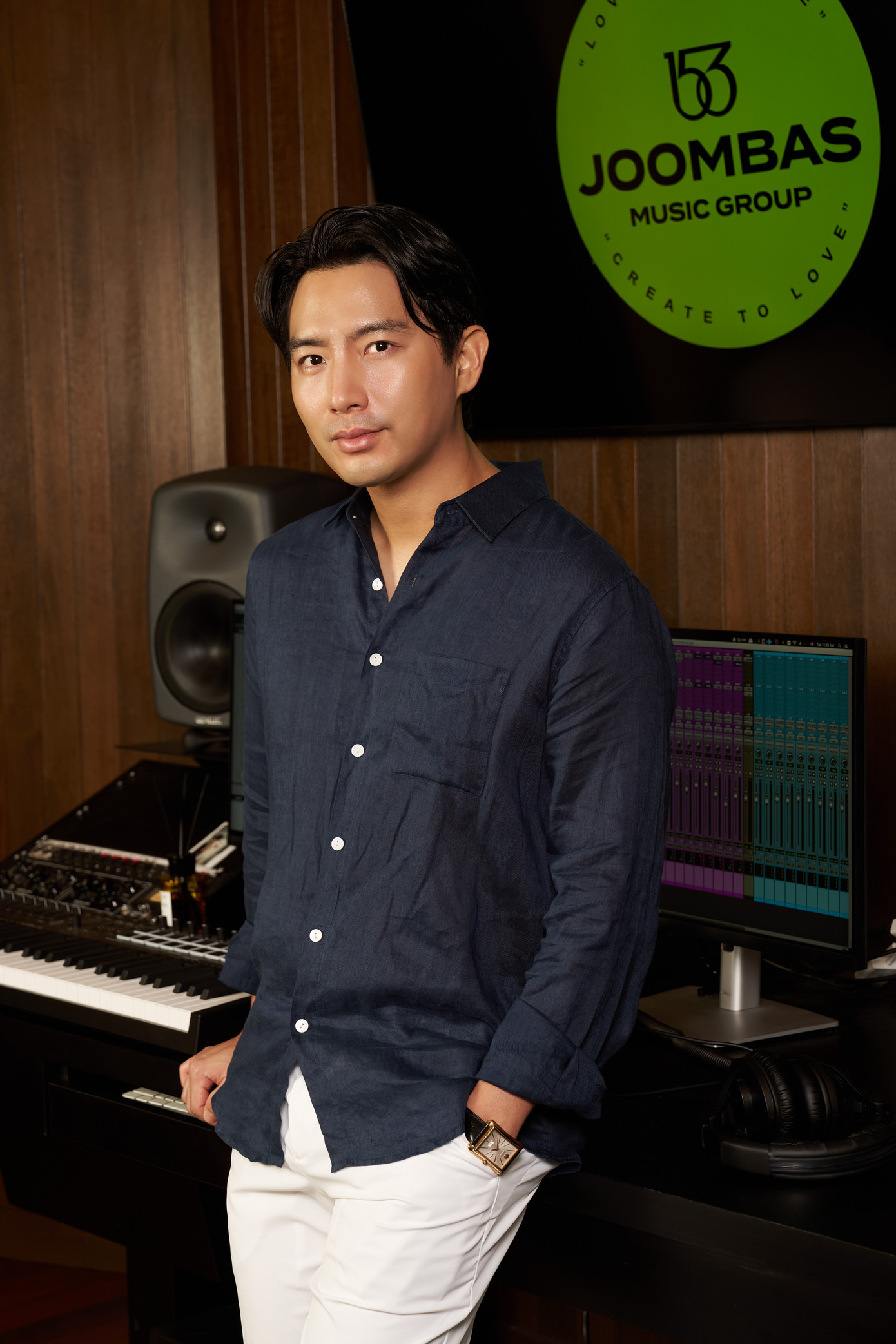 Bên cạnh việc sáng tác, Hyuk Shin còn là nhà sáng lập của một công ty sản xuất âm nhạc.